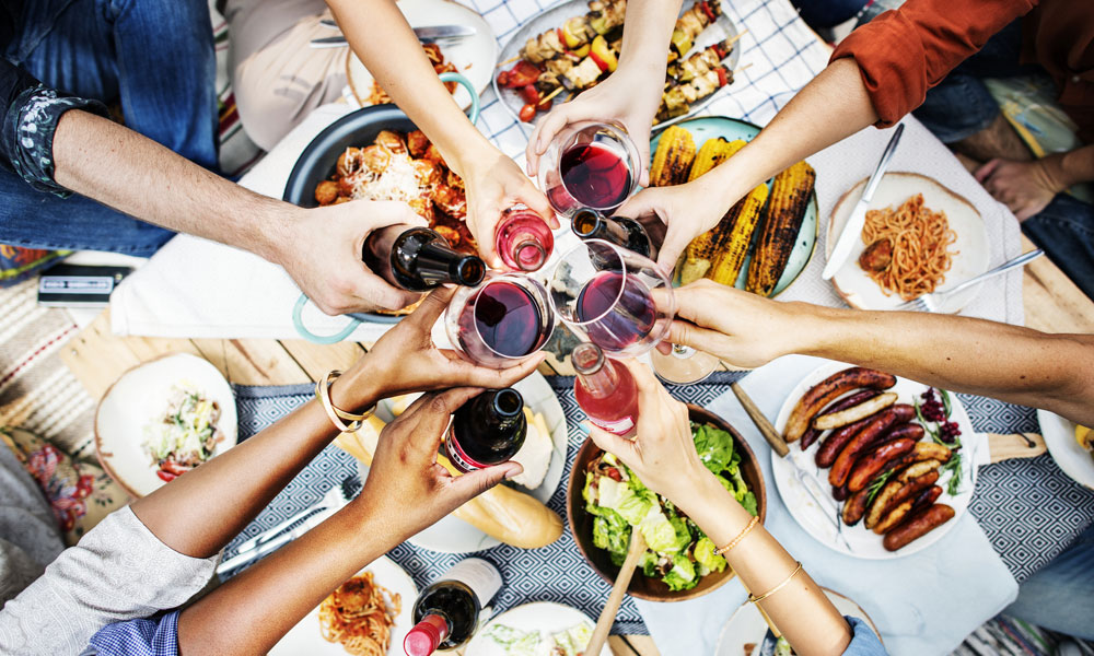 disposable table cloths How to Host the Best Family BBQ & Why Tablecloths Help Blog Image
